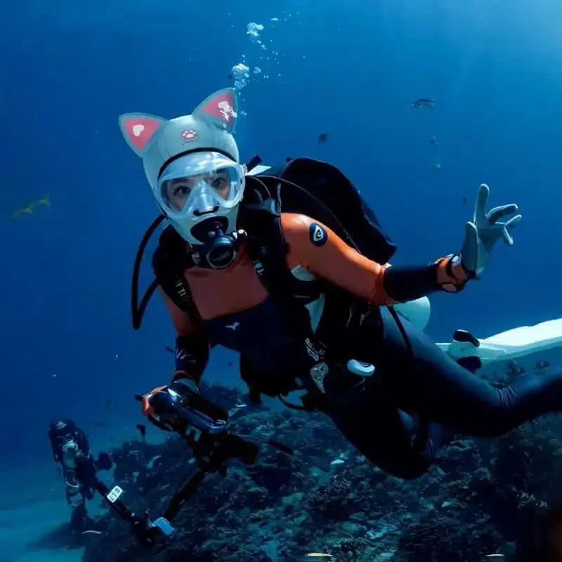 Plongeuse sous-marine en combinaison avec une cagoule de plongée humoristique bleue et des oreilles de chat. Accessoire fun et fonctionnel pour une immersion unique en eaux profondes.