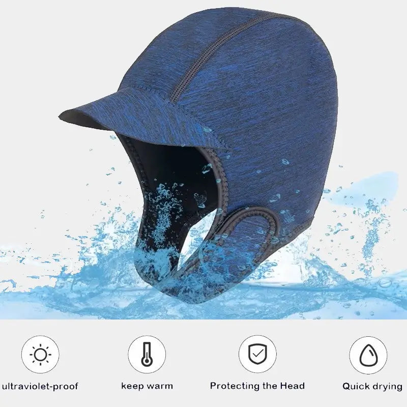 Cagoule de surf en néoprène bleu avec visière, résistante à l'eau, mise en avant avec des icônes de fonctionnalités comme la protection thermique et le séchage rapide.