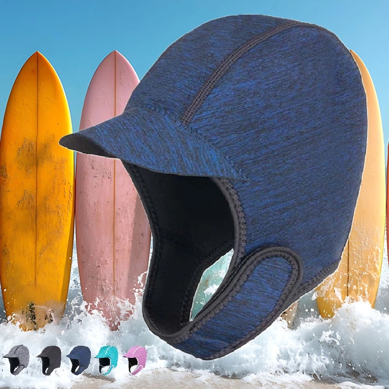 Cagoule de surf en néoprène bleu avec visière, exposée devant des planches de surf colorées sur une plage, parfaite pour les activités aquatiques en hiver.