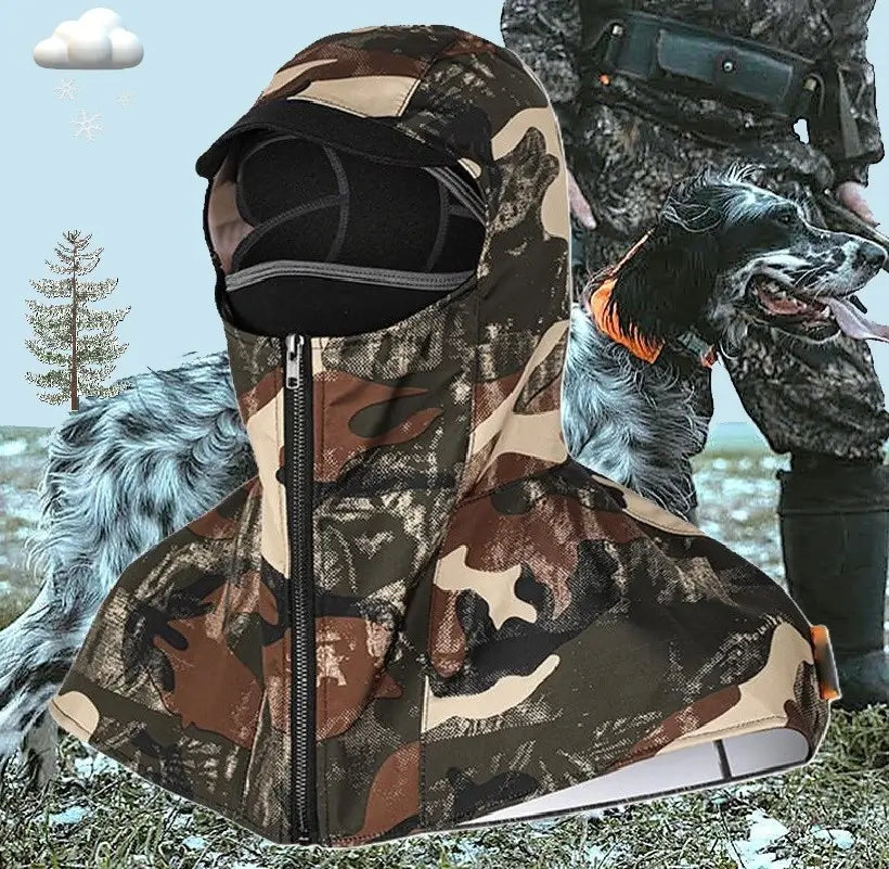 "Cagoule de chasse camouflage avec fermeture éclair frontale, conçue pour les activités de plein air par temps froid, avec un design couvrant et un protège-cou. En arrière-plan, un chasseur équipé et un chien de chasse dans un environnement naturel hivernal.