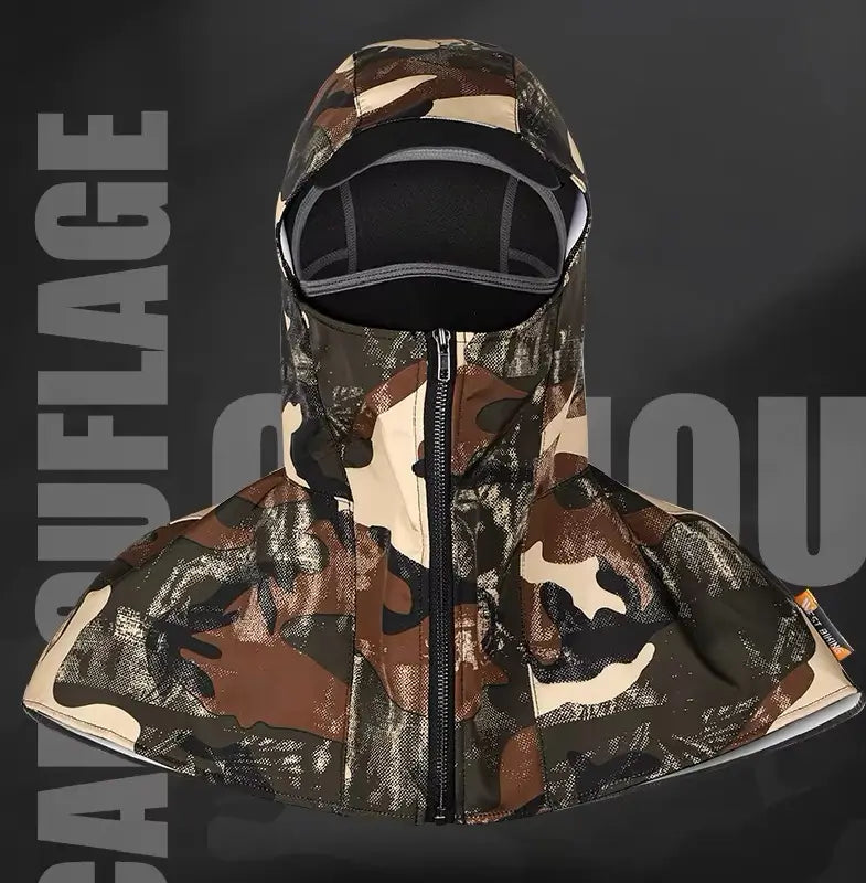 Cagoule de chasse camouflage avec fermeture éclair frontale et design ergonomique, idéale pour les activités en plein air. Fond noir avec le mot 'CAMOUFLAGE' en lettres majuscules, mettant en valeur son esthétique fonctionnelle et robuste.