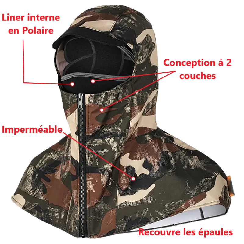 Cagoule de chasse camouflage avec annotations détaillant ses caractéristiques : liner interne en polaire pour chaleur, conception à 2 couches pour isolation, imperméabilité pour les conditions difficiles, et un design couvrant qui recouvre les épaules. Fond transparent pour mettre en avant les détails du produit."