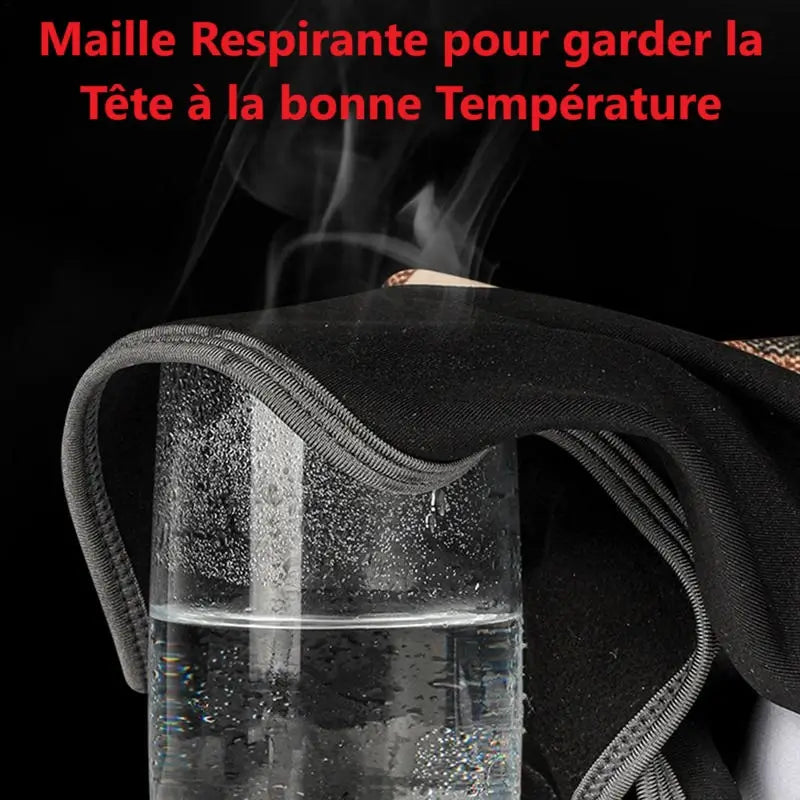 Zoom sur une maille respirante d'une cagoule de chasse, montrant la vapeur s'échappant au-dessus d'un récipient chaud, illustrant la gestion optimale de la température et de l'humidité. Texte indiquant 'Maille Respirante pour garder la Tête à la bonne Température.