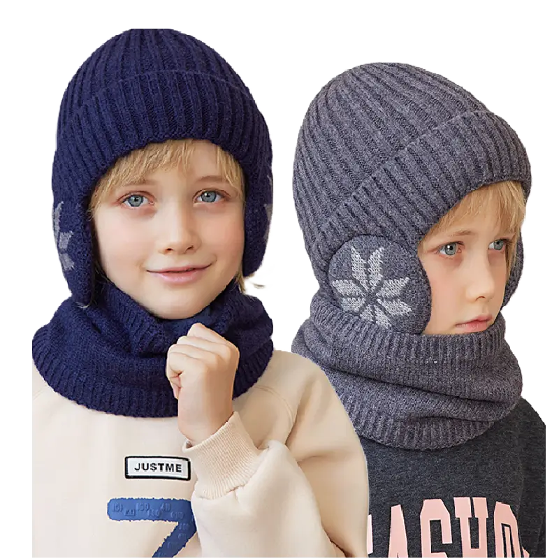 Deux enfants portant des cagoules en tricot avec cache-oreilles. L'un porte une cagoule bleu marine avec un cache-cou assorti, et l'autre une cagoule gris foncé avec un motif flocon sur les cache-oreilles. Accessoires idéaux pour l'hiver.