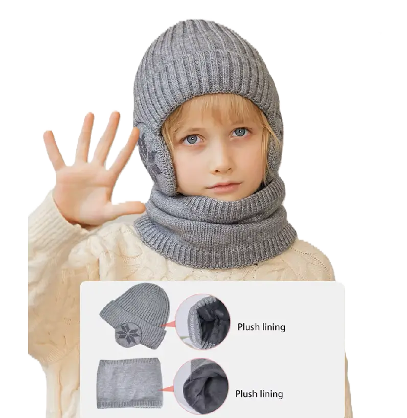 Enfant portant une cagoule cache-oreilles décorés d’un motif flocon, assortie d’un cache-cou pour l’hiver. La doublure intérieure en peluche est mise en avant dans l’infographie en bas, montrant le confort et la chaleur de l’ensemble.