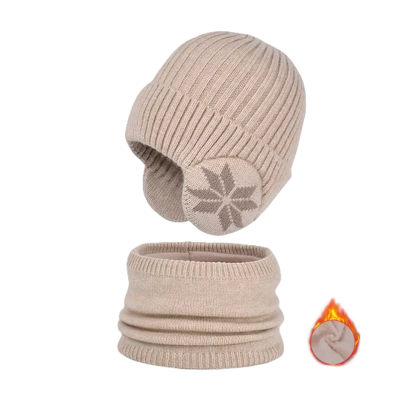 Cagoule enfant en tricot beige avec cache-oreilles décorés d’un motif flocon, assortie d’un cache-cou. Illustration d’une doublure chaude et isolante avec une flamme pour indiquer la résistance au froid.