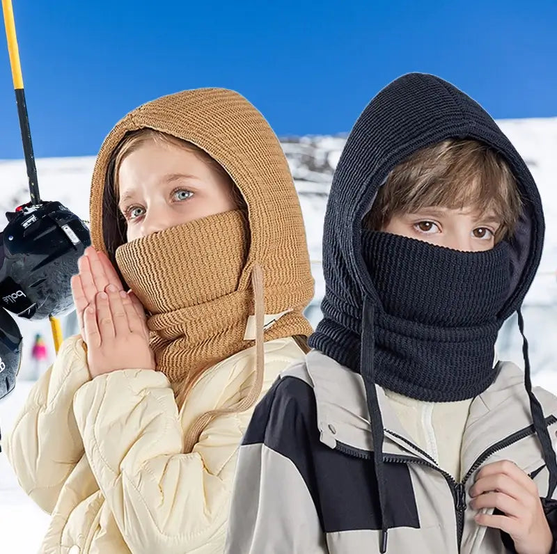 Deux enfants portant des cagoules d’hiver avec tour de cou, l’un en kaki et l’autre en noir, dans un environnement enneigé. Cagoules chaudes et polyvalentes idéales pour les activités hivernales.