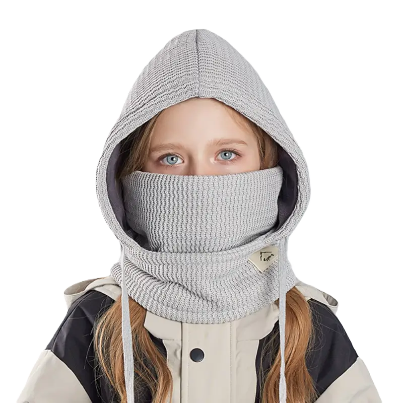 Cagoule Enfant Hiver grise avec tour de cou, portée par une fille. Protection intégrale du visage et du cou avec cordons ajustables, parfaite pour le ski et le froid.