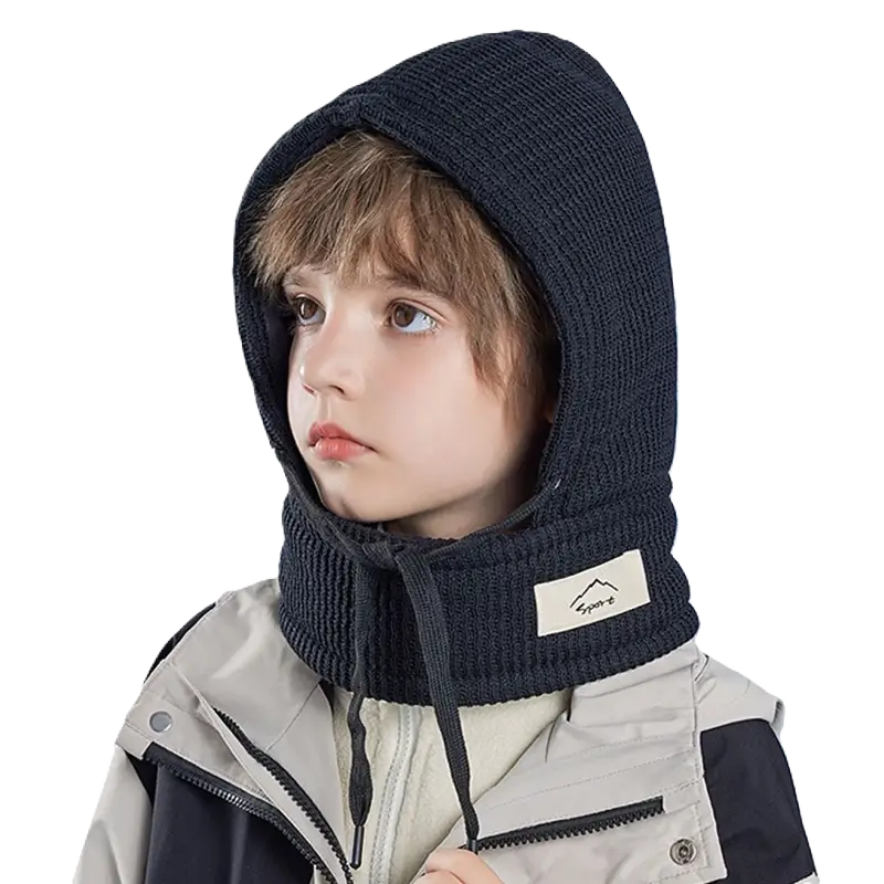 Cagoule Enfant Hiver noire avec tour de cou rabattu, portée par un garçon. Tricot élégant avec doublure chaude pour une protection optimale contre le froid lors des sorties hivernales.