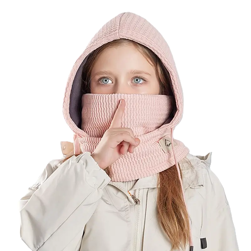 Cagoule Enfant Hiver rose avec tour de cou, portée par une fille. Design doux et chaud, idéal pour garder le visage et le cou au chaud pendant les journées froides.