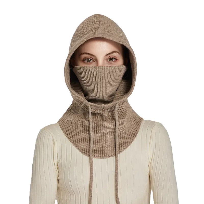 Femme portant une cagoule beige avec tour de cou intégré, ajustée grâce à des cordons. Accessoire idéal pour les saisons froides.