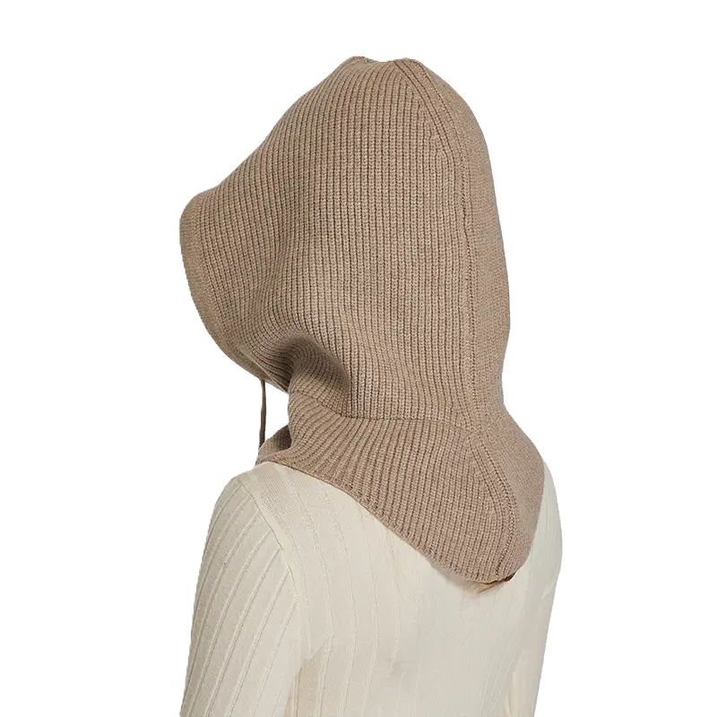 Vue de profil d’une cagoule beige avec tour de cou intégré en tricot épais, montrant son design enveloppant et son ajustement parfait pour une couverture optimale.