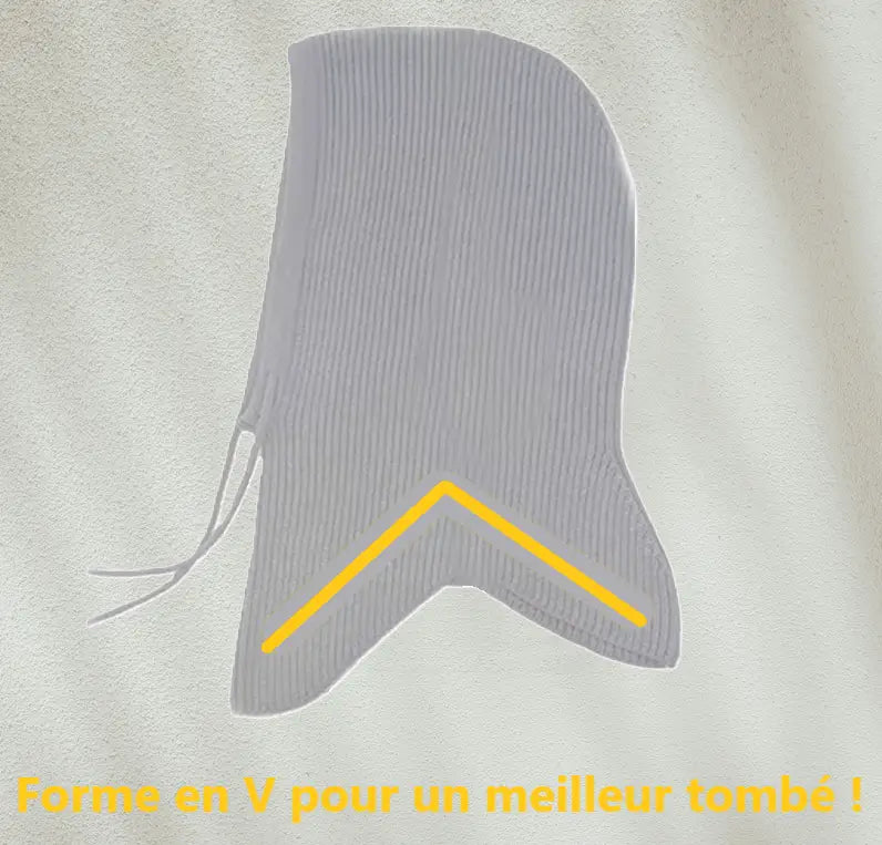 Gros plan sur une découpe en forme de "Y" d'une cagoule avec tour de cou intégré, conçue pour offrir un meilleur ajustement et une tenue parfaite autour du cou et des épaules.