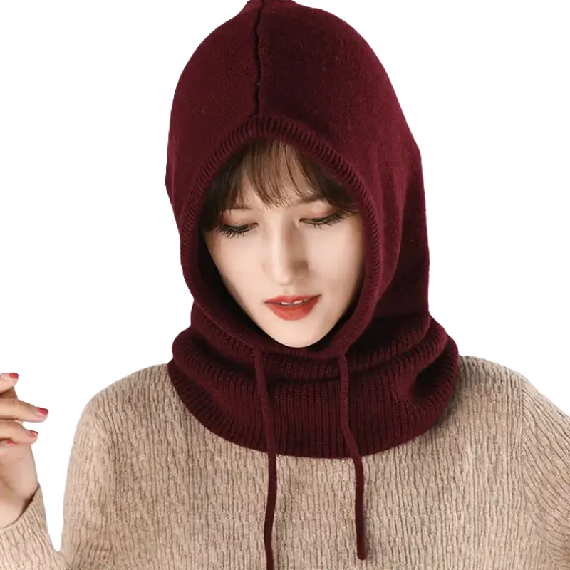 Femme portant une cagoule femme hiver couleur bordeaux. La capuche ajustable offre une protection optimale contre le froid.