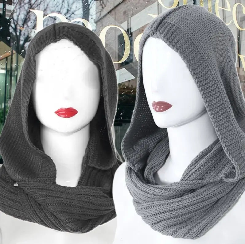 Deux mannequins présentant des cagoules femme en tricot gris foncé et gris clair, avec capuche ample et écharpe intégrée, design chic et fonctionnel pour les tendances mode hivernales.