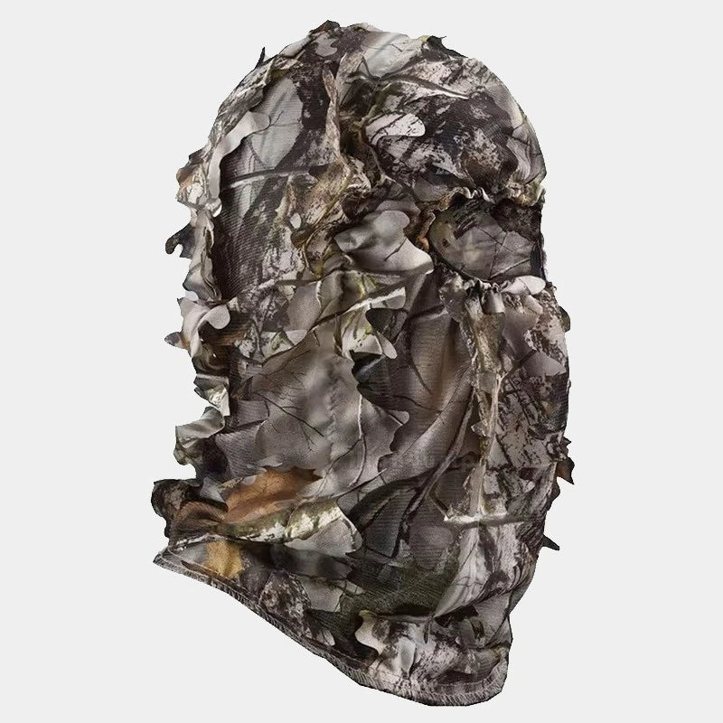 Cagoule filet camouflage vue de profil, avec un motif réaliste de feuillage et de branches, offrant une couverture intégrale pour une discrétion optimale dans les environnements boisés. Parfaite pour la chasse ou l'observation de la faune.