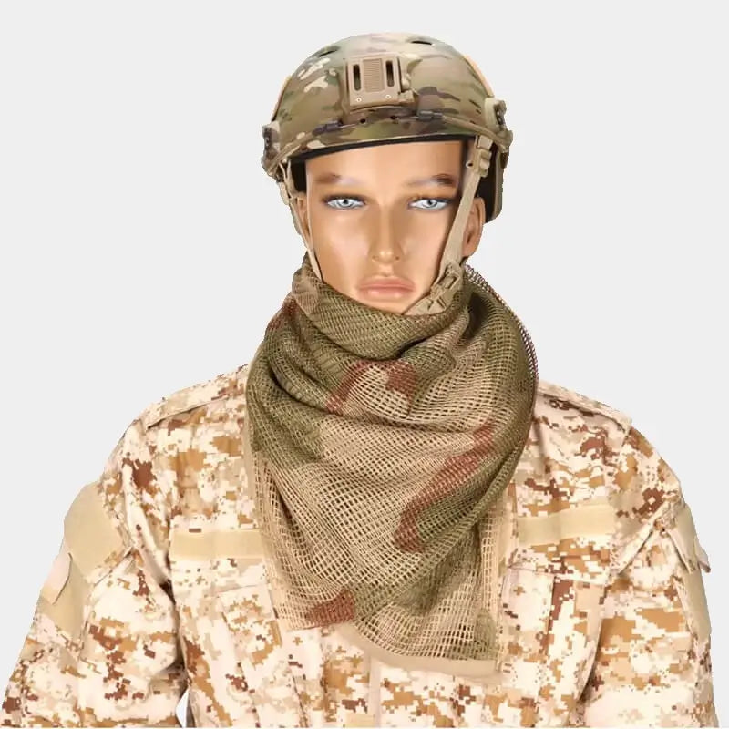 Cagoule filet camouflage ajustée sur mannequin, montrant ses dimensions et sa protection optimale en pleine nature.