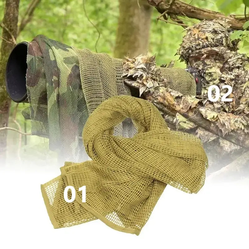 Une cagoule filet camouflage beige dans un environnement forestier. Idéal pour se fondre dans la nature lors d'activités en forêt.