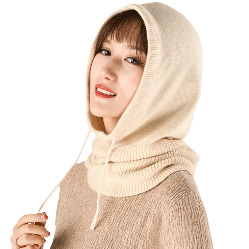 Femme avec une cagoule hiver femme beige en tricot, fond noir mettant en valeur la texture douce du tissu.