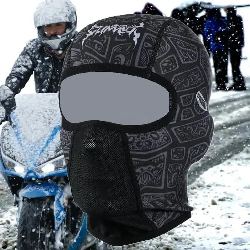 Cagoule hiver Moto noire avec motifs géométriques, équipée d'une zone respirante en maille sur le nez, portée en extérieur dans un environnement enneigé. Adaptée aux motards pour les conditions hivernales rigoureuses.