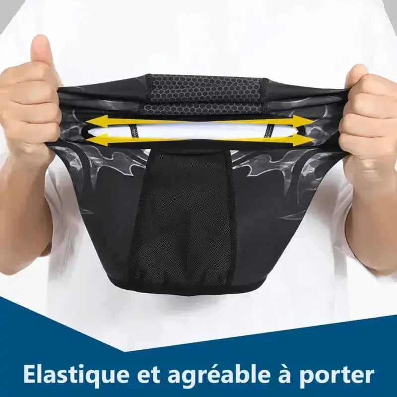 Démonstration de l'élasticité d'une cagoule hiver vélo noire, étirée à la main pour montrer sa flexibilité et son confort, avec une bande respirante et des flèches jaunes indiquant l'étirement.