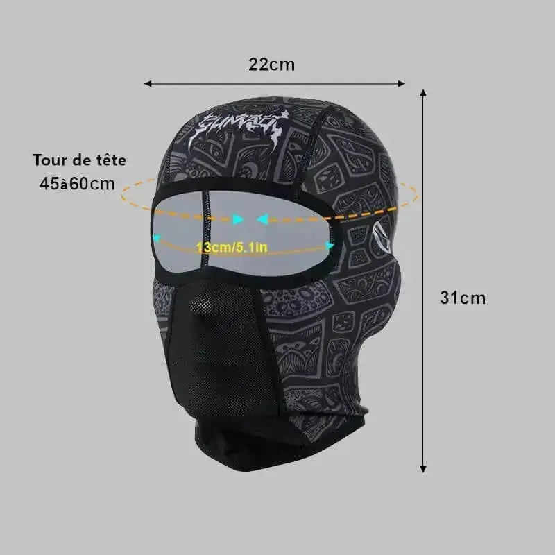 Dimensions d'une cagoule hiver vélo noire avec motifs tribaux, adaptée pour un tour de tête de 45 à 60 cm, hauteur de 31 cm et largeur de 22 cm, avec ouverture oculaire de 13 cm.