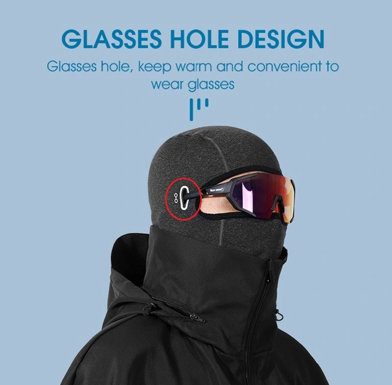 Cagoule intégrale noire avec un design spécial pour le passage des lunettes, illustrée avec des lunettes de ski. Conçue pour un port confortable et pratique par temps froid."