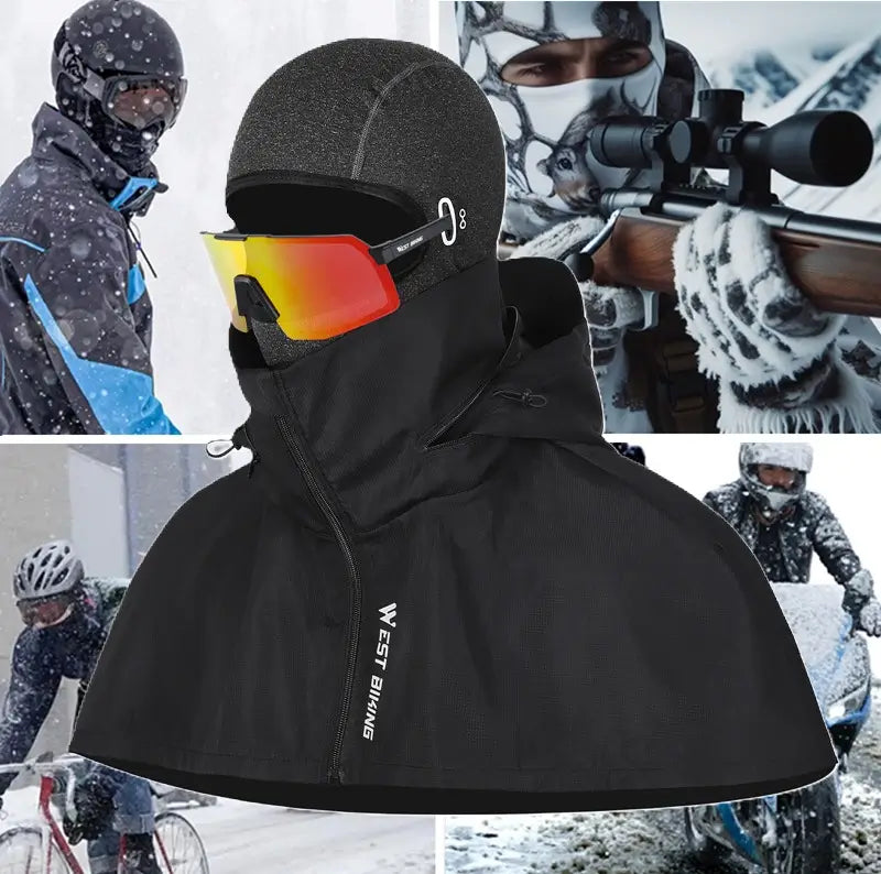 Cagoule intégrale noire portée sous un casque de ski avec lunettes, offrant une protection complète contre le froid. Parfaite pour les sports d'hiver, illustrée sur un fond montagneux enneigé.