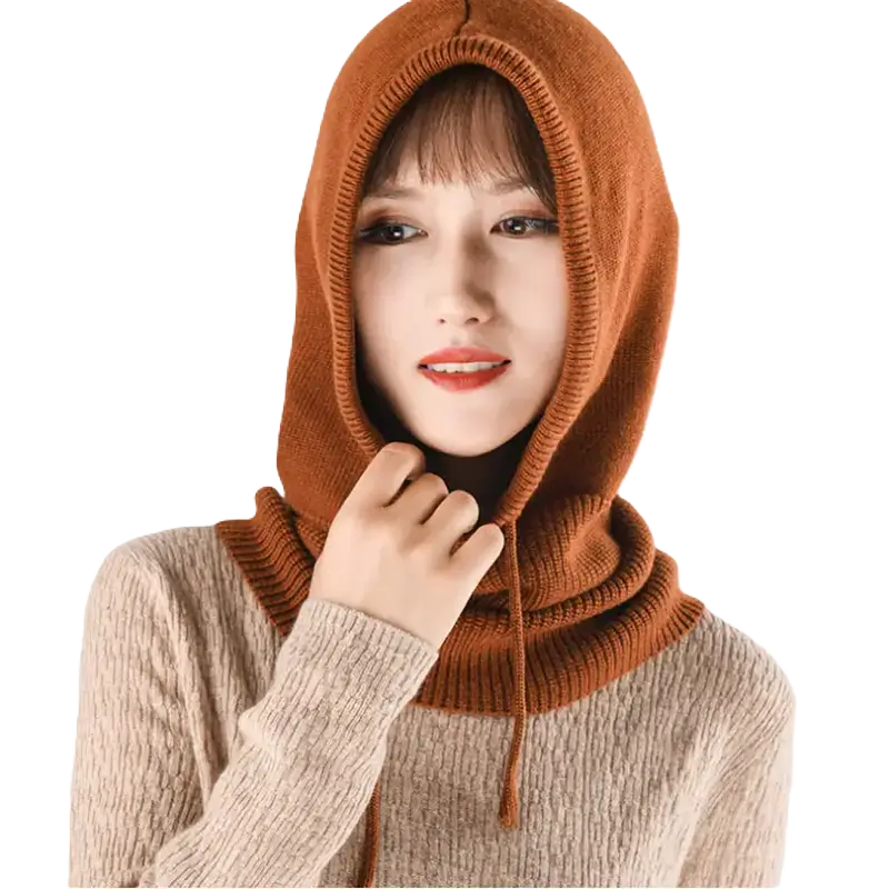 Femme portant une cagoule laine femme couleur caramel, avec un design couvrant la tête et le cou. Idéale pour l'hiver et les sorties en extérieur.