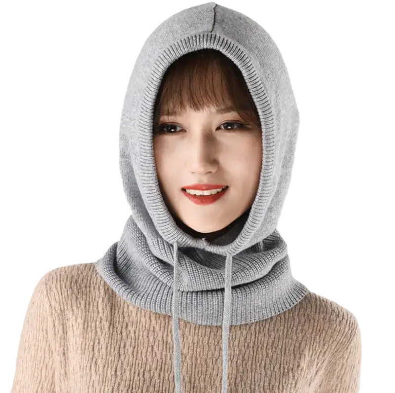 Femme souriante portant une cagoule laine femme grise avec cordons ajustables. Accessoire d’hiver confortable et moderne.