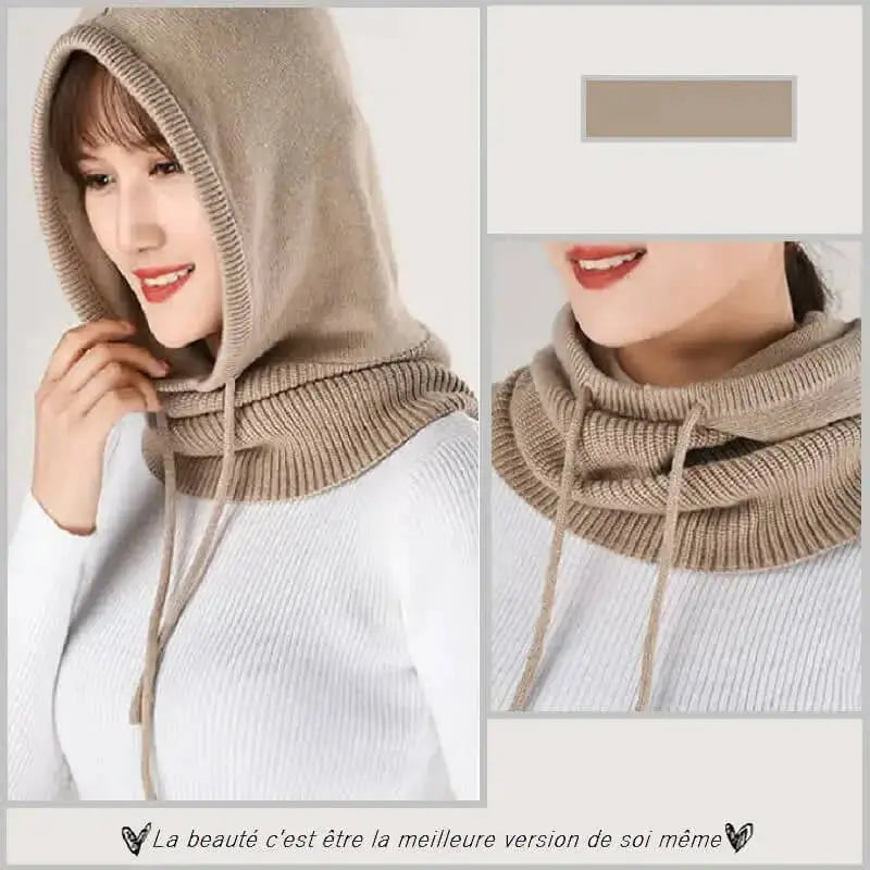 Femme portant une cagoule laine Femme beige avec capuche ajustée et cordons pour une protection élégante contre le froid.