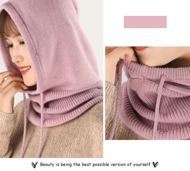 Gros plan sur une cagoule laine femme rose avec col drapé ajustable, présenté sous deux angles pour illustrer son confort et sa souplesse. Parfait pour affronter le froid avec style.