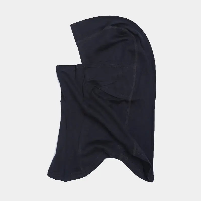 Cagoule en laine mérinos noire vue de profil, avec un design moderne et des coutures soignées pour un ajustement parfait.