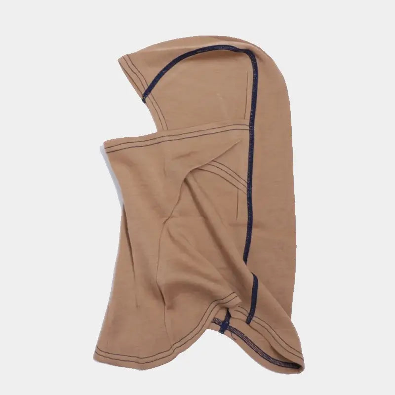 Cagoule en laine mérinos light brown et coutures bleues, conçue avec soin pour offrir une protection contre le froid tout en restant légère et respirante