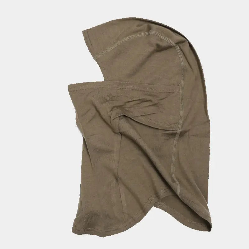 Vue latérale d'une cagoule en laine mérinos couleur olive, offrant une coupe ajustée et une isolation parfaite contre le froid.