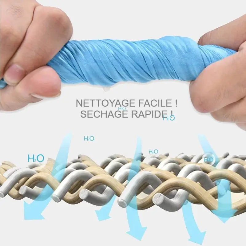 Démonstration de la facilité de nettoyage et du séchage rapide du tissu de la cagoule moto chouette, avec une texture en maille favorisant l’évacuation de l’humidité.