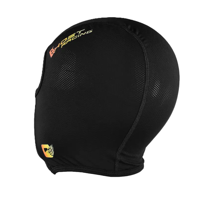 Vue latérale gauche d’une Cagoule Moto en Soie noire avec tissu stretch et perforations respirantes. Logo jaune brodé sur le côté, adaptée aux motards et cyclistes.