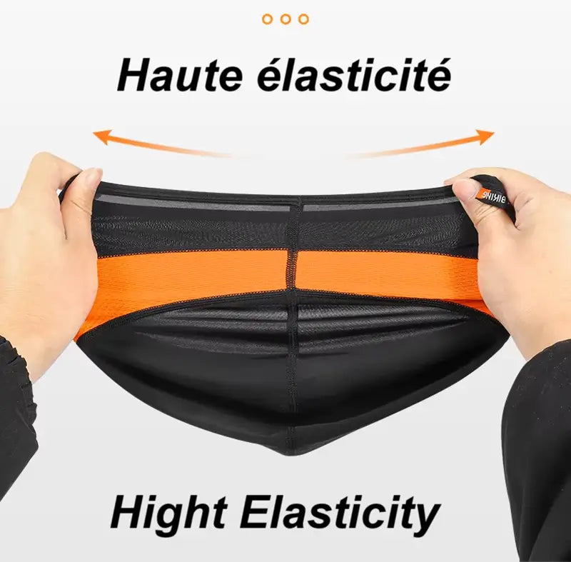 Démonstration de l'élasticité du tissu de la cagoule moto été minimaliste noire et orange, offrant un ajustement parfait pour différents tours de tête et un maintien sécurisé.