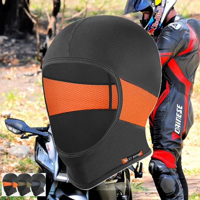 Cagoule moto été minimaliste noire avec panneau orange, posée sur une moto dans un environnement extérieur, idéale pour la conduite estivale grâce à son design respirant et léger.