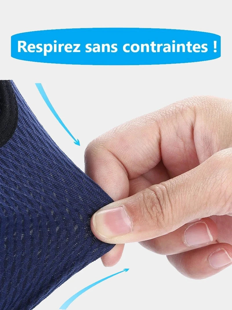 Démonstration de la respirabilité de la Cagoule Moto été SilkAir : une main presse délicatement le tissu en maille ultra-fine, montrant son élasticité et sa capacité à laisser circuler l’air pour une ventilation sans contrainte en été.