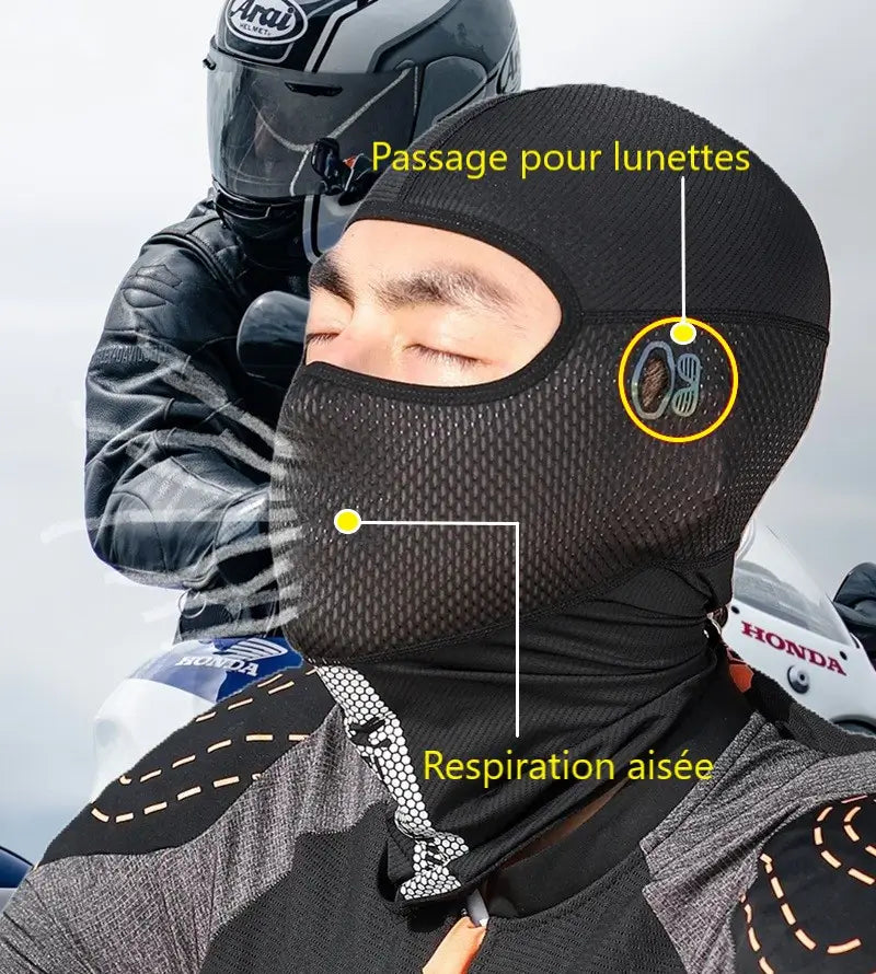 Motard portant la Cagoule Moto été SilkAir sous son casque. Passage spécialement conçu pour les branches de lunettes, assurant un ajustement parfait et un confort optimal pour la conduite en été.