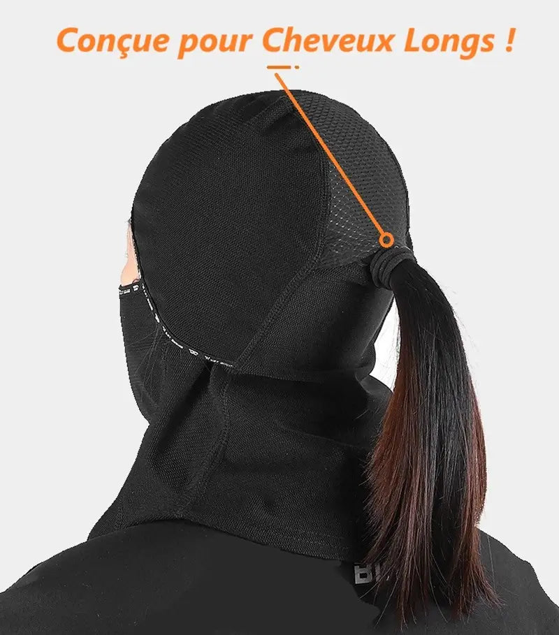 Vue arrière d'une Cagoule Moto pour femme à cheveux longs, mettant en avant l'ouverture spécialement conçue pour laisser passer une queue de cheval ou des cheveux longs.