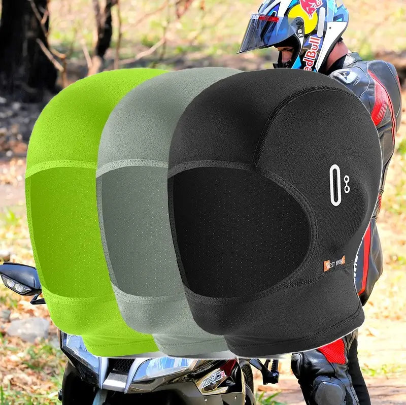 Trois cagoules moto été minimalistes en noir, gris et vert, placées en extérieur avec un motard en arrière-plan. Conception ergonomique et respirante pour une protection légère en été.