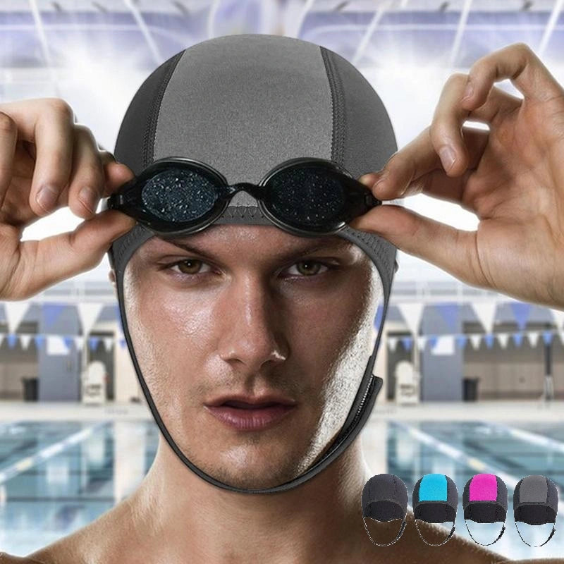 Homme portant une cagoule néoprène de natation ou plongée en eau froide, ajustant ses lunettes dans une piscine intérieure. Protection thermique et confort optimal.