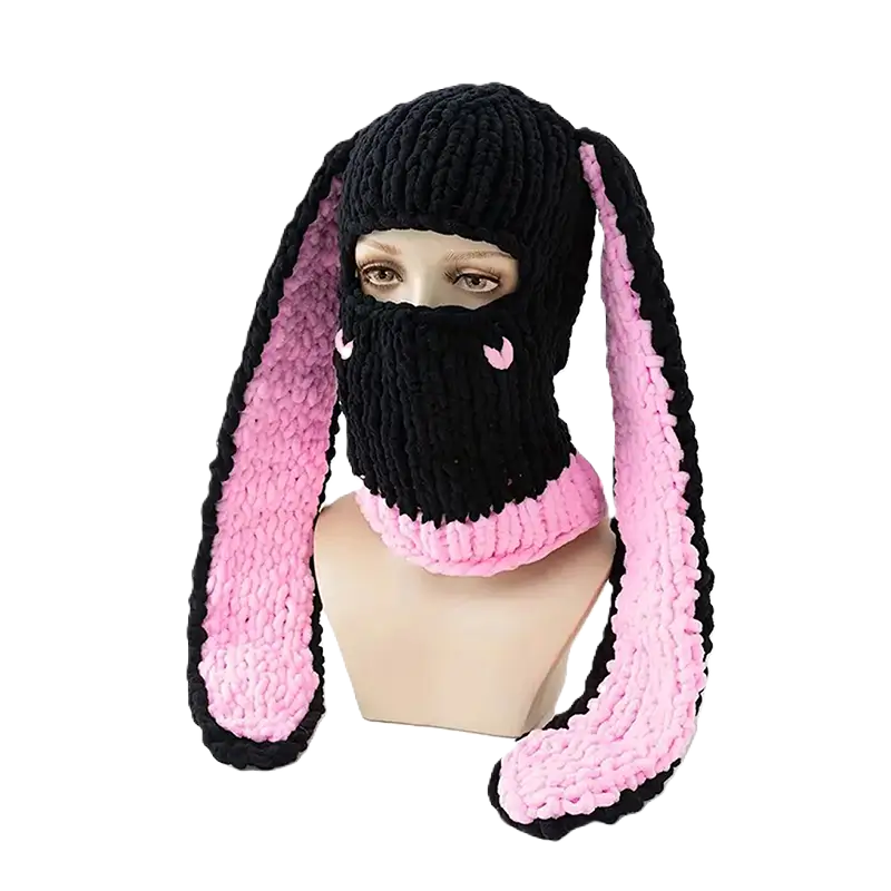 Cagoule Oreilles de lapin noire et rose pastel sur mannequin – Une cagoule féminine noire avec des oreilles de lapin en fausse fourrure rose pastel. Présentée sur un mannequin, elle allie confort et style unique.