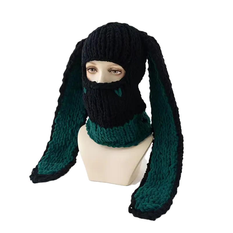 Cagoule Oreilles de lapin noire et verte sur mannequin – Une cagoule noire et verte en maille douce avec de longues oreilles de lapin doublées de rose pastel. Parfait pour affronter l’hiver avec une touche kawaii.