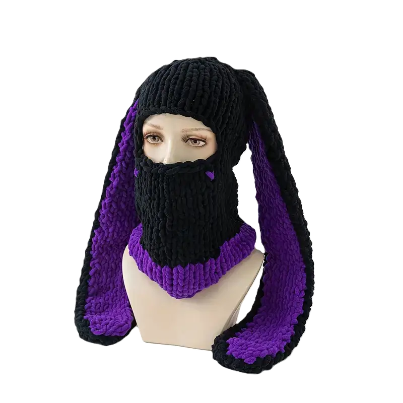 Cagoule Oreilles de lapin noire et violette sur mannequin – Une cagoule tricotée noire avec des oreilles de lapin en polaire violette et un col assorti. Présentée sur un mannequin, idéale pour un style original et tendance.