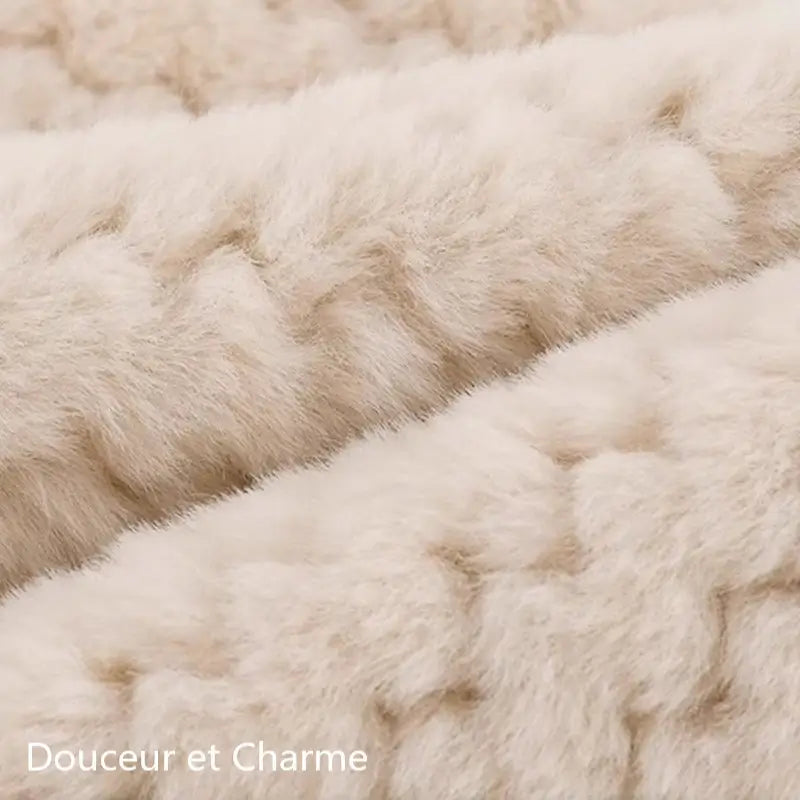 Zoom sur la fourrure beige douce et moelleuse de la Cagoule Oreille Femme, révélant des finitions de qualité pour un look hivernal.