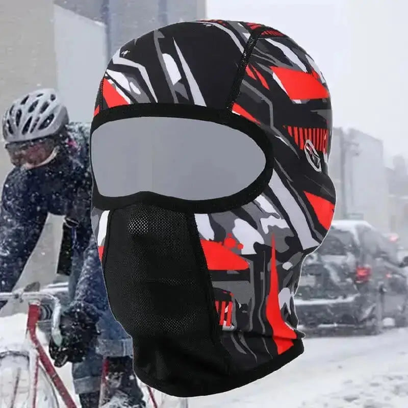 Cagoule pour faire du vélo en hiver, design rouge, noir et gris avec motifs abstraits, équipée d'une zone respirante pour le nez et d'une ouverture pour les lunettes, idéale pour affronter les conditions neigeuses.