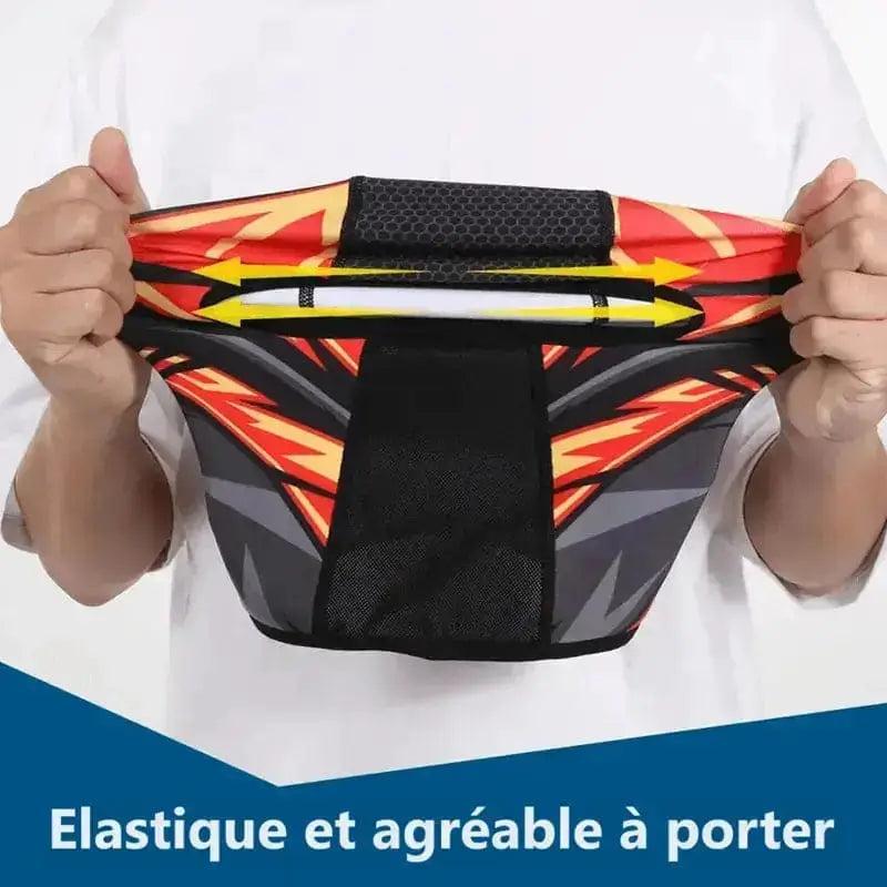 Démonstration de l'élasticité d'une cagoule pour faire du vélo avec un design rouge et noir, mettant en avant sa flexibilité et son confort, idéale pour les activités extérieures.